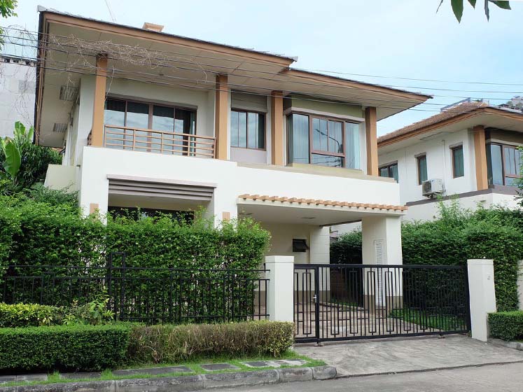 House with Shared Pool for rent in Bangnatrad